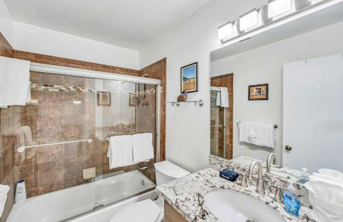 Modern 3BD -Walk to Lake & Beach - Foto 27