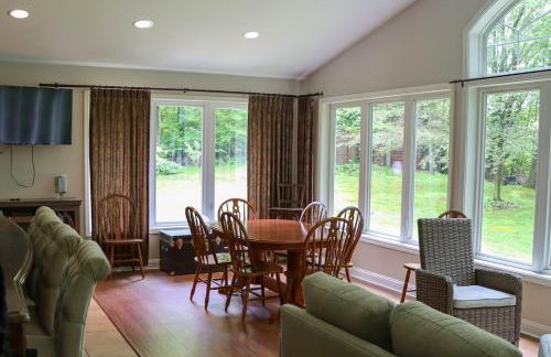 Large home with hot tub in serene wooded setting - Foto 18