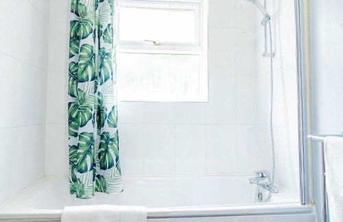 Spacious 4 Bedroom Home in Central Milton Keynes - Foto 12