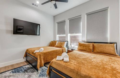 Luxury Newly Built 4 BR 4 Bath Home w/ Rooftop and Grill! - Foto 16