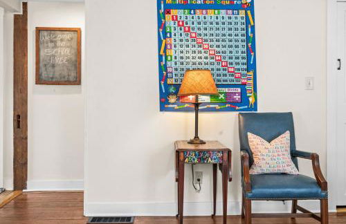 The School House Cottage, Historic 1BR Mystic River Stay Near Seaport - Foto 17