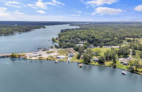 Lakefront Getaway with Dock Pool Sunset Games - Foto 73