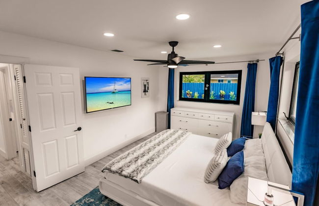 Modern Spacious Home With Pool Jacuzzi - Photo 20