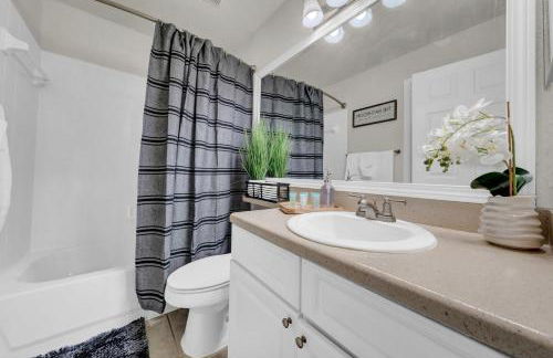 Modern 2BR2BA Pool Gym Near Airport #8 - Foto 10