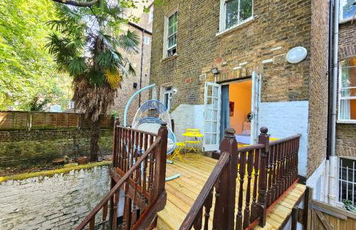 Lovely Ground Floor Home with High Ceiling and a Private Garden with Deck by Earl's Court Station - Photo 27