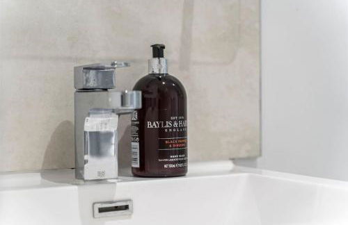 Modern 4 Bed house Ideal for Groups, Contractors near City Airport & O2 Arena, free parking & Wifi included - Foto 31