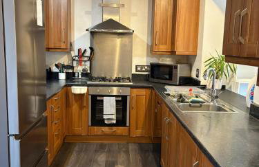 3-bedroom family home with large garden and free parking - Foto 7