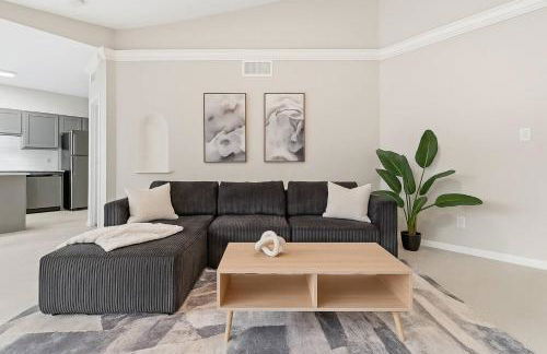 Chic 2BR Boho-Chic Retreat Garage, Pool, Gym - Photo 7