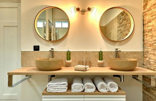 La Villa en Loire, avec Jacuzzi 6 places, Piscine chauffée, boulodrome, salle de jeu, 6 Chambres, vue Loire, 350M2 - Foto 51