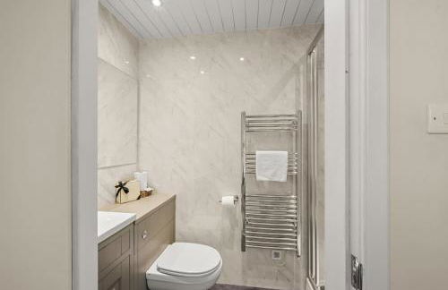 Rosebank House - 12 Guests, 6 Ensuite Bedrooms, EV point, Games Rooms, Wood Burner, Pet Friendly! - Photo 51