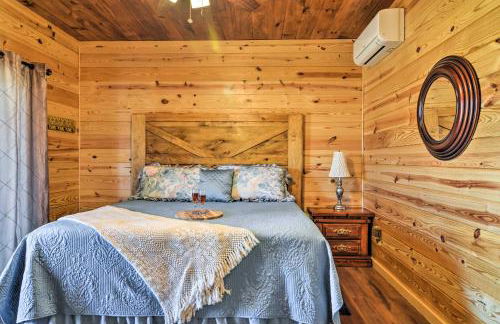 2 Mi to Lake Hamilton! Log Cabin with Cozy Loft - Foto 12