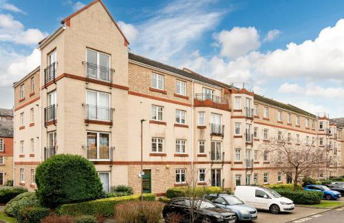 Stylish 2-Bed Flat with Balcony Near Haymarket - Pass the Keys - Foto 45