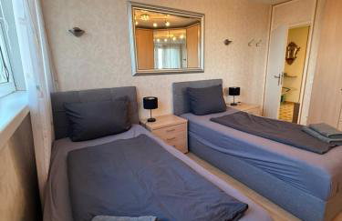 Zentrales Apartment für bis zu 6 Personen mit Balkon, Parkplatz, Waschmaschine & direkten Einkaufsmöglichkeiten - Foto 6