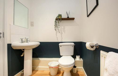 Beautiful City Centre Apartment with Free Parking, Fast-Wifi, SmartTV with Netflix and Private Garden by Yoko Property - Foto 19