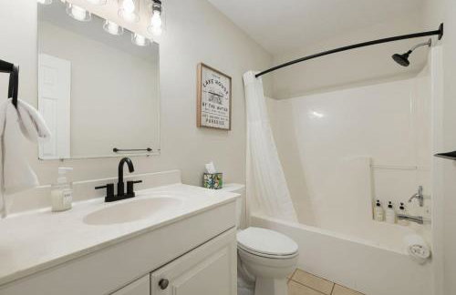 LKJ - Lakefront Home, Hot tub, Fire Pit, Games and Movie Room! - Foto 53