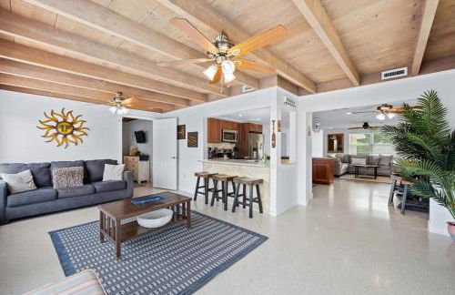 Private Village Home with Heated pool & spa with private front courtyard - Photo 8