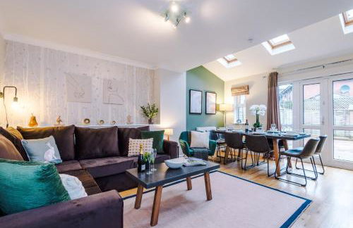 NEW! Incredible Home In Northwich By 53 Degrees Property, Perfect For Groups, FREE Parking! - Photo 2