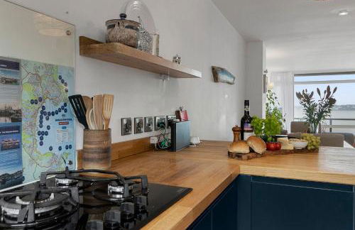 Seaside Rendezvous - Sleeps 7, Sea Views & Parking - Foto 8