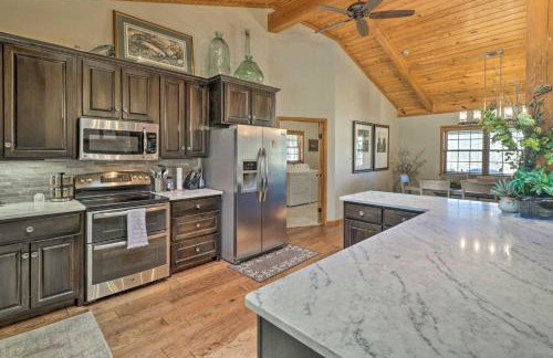 Renovated Riverfront Retreat with Deck and Grill! - Foto 15