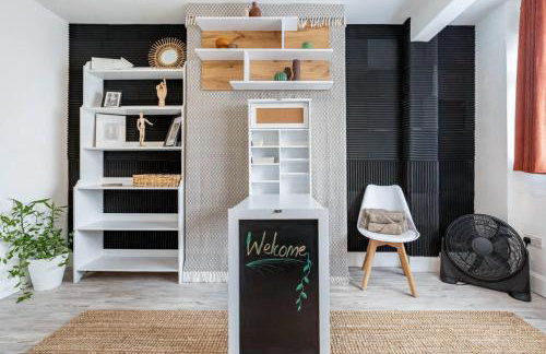 Bright & Stylish 4-Bed Home in the Heart of Morden - Photo 20