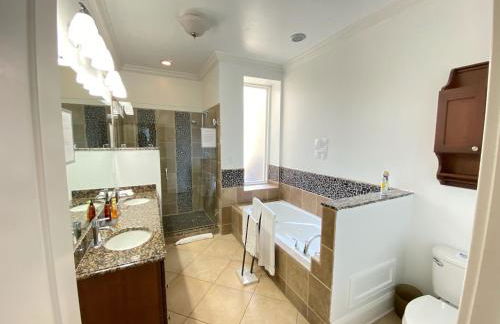 Classy Victorian Brownstone Subway Shopping - Photo 26