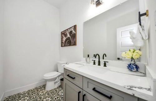 NEW! The Brandōn - Upscale Manor - Garage - Near Medical Center & NRG - Foto 28