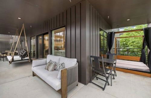 Skyline View, Pool, Gym, Balcony's, Walk to BWay! - Foto 25