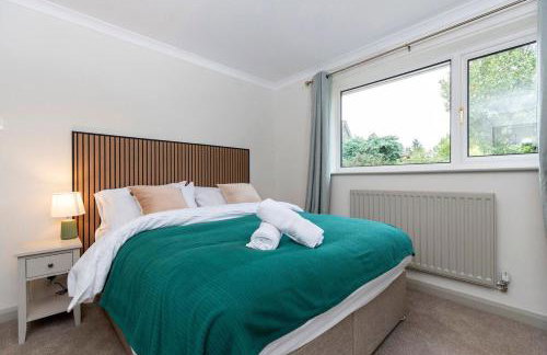 Hot Tub Free Parking 5 Bedroom Large Space - Photo 15