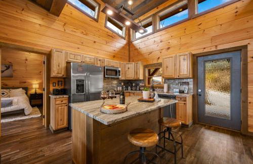 The Overlook - '21 Cabin - Gorgeous Unobstructed Views - Fire Pit Table - GameRm - HotTub - Xbox - Lots of Bears - Foto 3