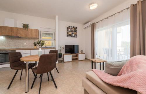 Villa Petra s bazenom, roštiljem i parkingom - Foto 16