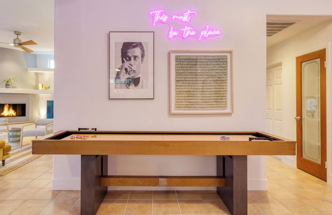 Pool + Hot Tub, Yard, Games Chic Midcentury Design Painted Sand by Avantstay - Foto 74