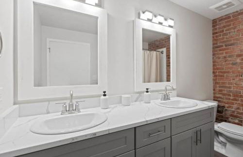 King Beds J and K on Main Luxury Apartment 406 - Foto 17