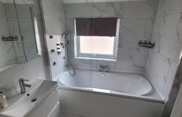 Luxury 3 Bed London Home - 3 stops away from Tottenham Stadium - Perfect for Holidays - Photo 16