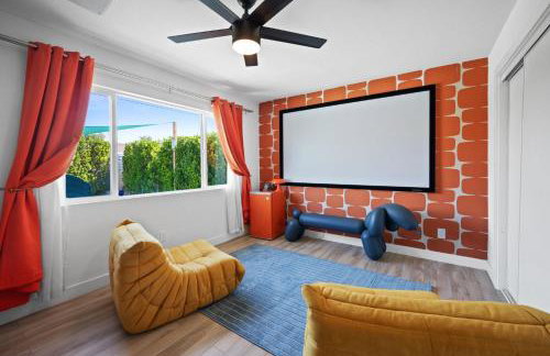 NEW Retro Escape 70's Vibes Wellness Game Room - Foto 21