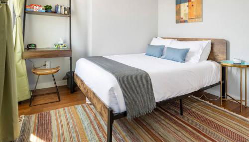 OTR, QUEEN Bed, 50in TV, Workspace, Near Lightrail - Foto 4