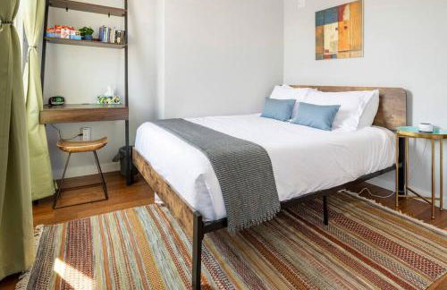 OTR, QUEEN Bed, 50in TV, Workspace, Near Lightrail - Foto 4