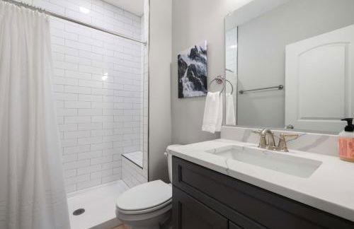 Modern Escape w Mountain Views Fire Pit & Swing - Foto 25