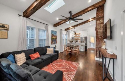 Fully Furnished Bungalow with Deck Near City Center - Foto 3