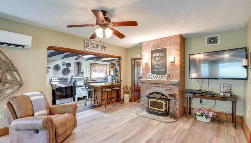 Cozy Mars Hill Farmhouse with Scenic Views - Foto 3