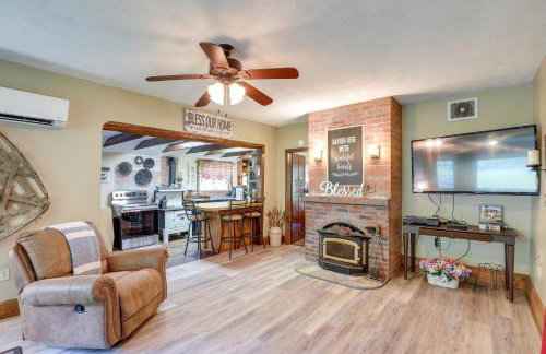 Cozy Mars Hill Farmhouse with Scenic Views - Foto 3