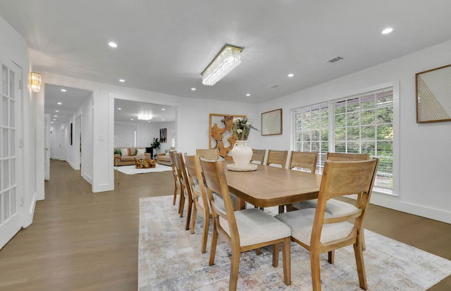 Luxury 7BR Buckhead Oasis w Pool Gameroom Firepit - Foto 19