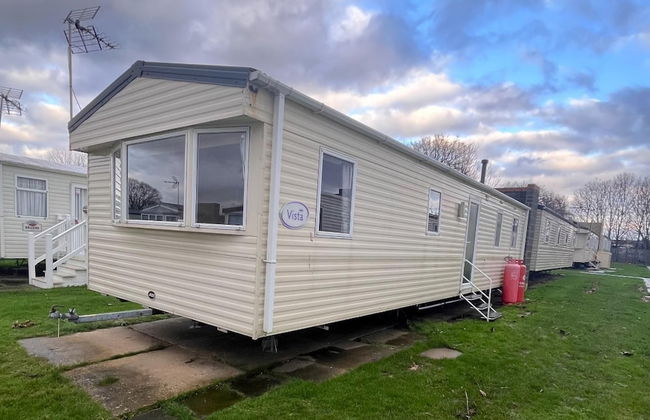 3 Bedroom Caravan - Sleeps 8 - Parking, Wifi, Pool - Photo 16