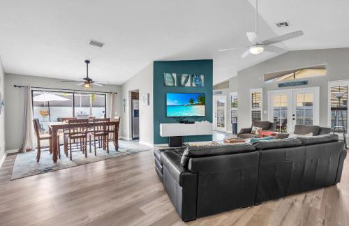 Charming Heated Pool Home - 3 miles to the Beach, Pet and Family Friendly -Available Year Round! - Photo 2