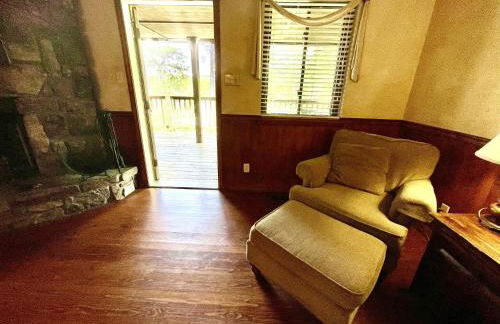 C9, Two bedroom, two bath, log-sided, lake view cottage with hot tub cottage - Foto 8