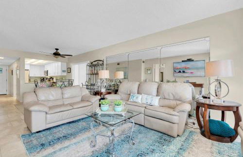 Sun Plaza by Coastal Chic Vacations - Private Beach Access with Pool and Tennis - Photo 8