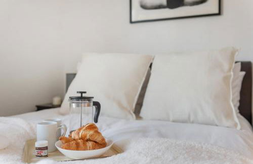 2BR Waterside Flat Parking WiFi Garden & DLR Nearby - Foto 2