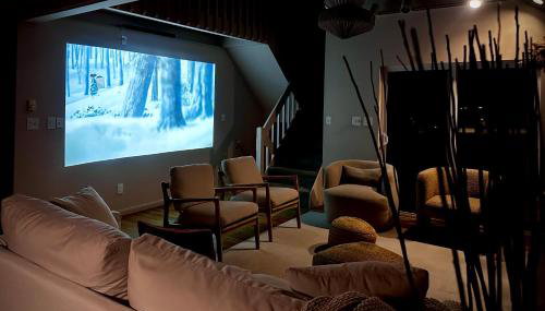 Poconos Modern Chalet I Hot Tub I Home Theater I Fenced Yard I Pet Friendly - Foto 2