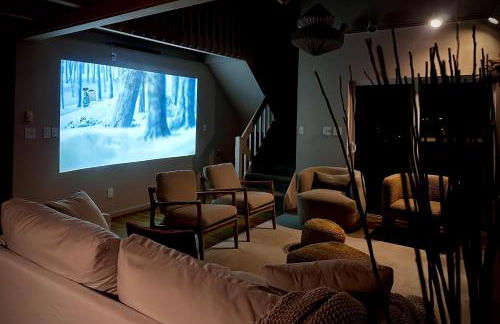 Poconos Modern Chalet I Hot Tub I Home Theater I Fenced Yard I Pet Friendly - Foto 1