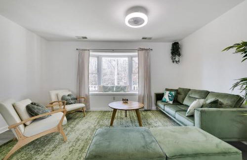 Stunning Poconos Villa- Hot Tub, Pool, Game Room, BBQ & more - Foto 54