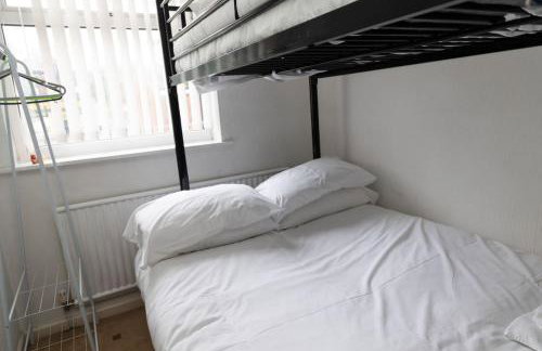 3 bed home sleeps 8 people located 1 min from train stop - Otley Terrace - Photo 44